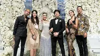 Bikin salah fokus, Jessica Iskandar dan Vincent Verhaag datang bareng ke nikahan Atta dan Aurel. (Sumber: Instagram/@inijedar)