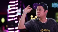 Pemain Darts, Tirta Suparjo saat berkompetisi dalam turnamen Darts National Competition series 2 yang berlangsung di Sedayu City, Jakarta, Minggu (28/04/2024). Tirta berhasil mempertahankan gelar juara setelah menang atas Haji Suwendi dengan skor 3-1. (Bola.com/Revi Muzaki)