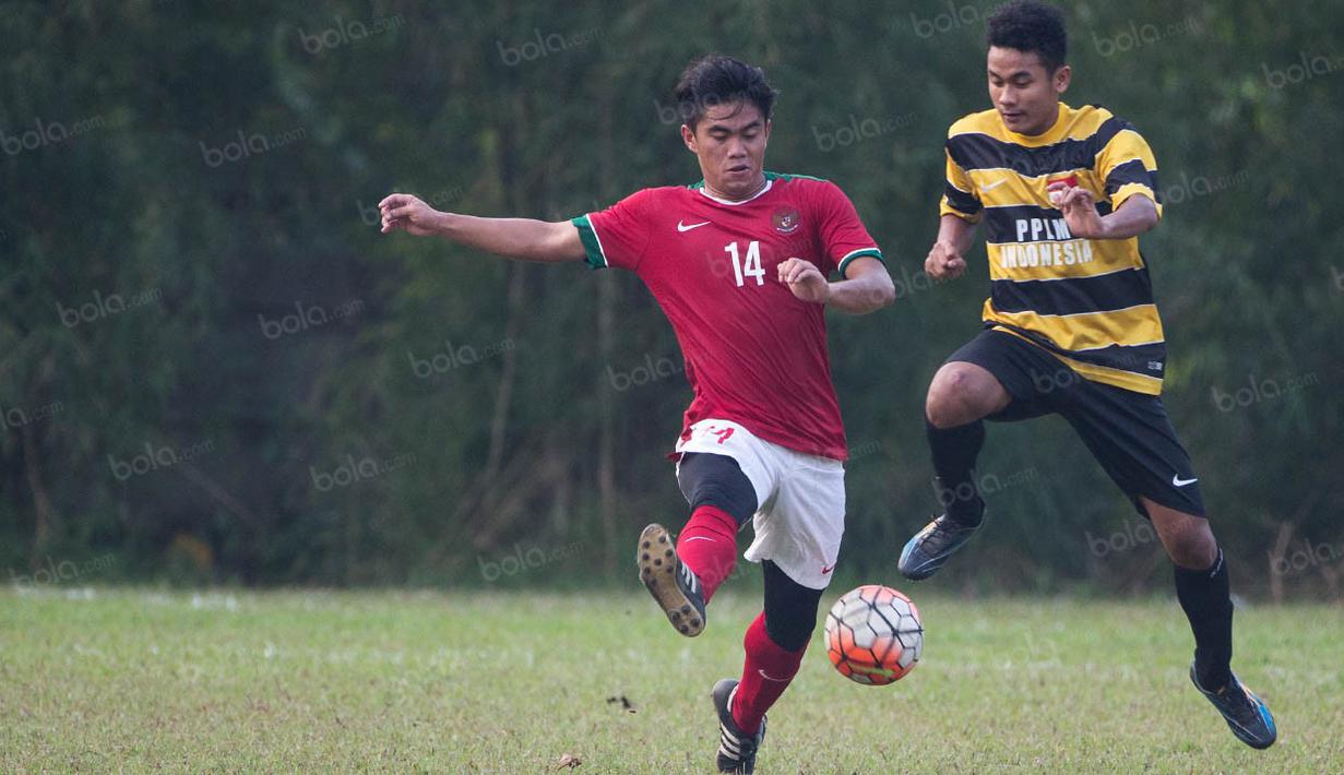 Bek Indonesia U-19, Jujun Saepuloh, berusaha merebut bola dari pemain PPLM pada laga ujicoba di Lapangan NYTC Sawangan, Depok, Jawa Barat, Jumat (5/8/2016). Indonesia U-19 menang 3-0 atas PPLM. (Bola.com/Vitalis Yogi Trisna)