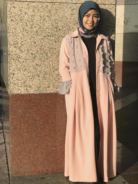 "Masya allah pangling bgt. Semoga istiqomah y teh 👍👍👍," tulis evimaulidiana. "Keren lady rocker berhijab... Lebih cantik," tulis pemilik akun dero8422. "rocker sholehahku," tulis ukhty_yuanbintang. (Instagram/tantrisyalindri)