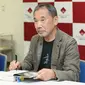 Penulis novel kenamaan asal Jepang, Haruki Murakami, dalam sesi penandatanganan bukunya di Universitas Waseda, Tokyo, Jepang, 4 November 2018. (JIJI PRESS / AFP)
