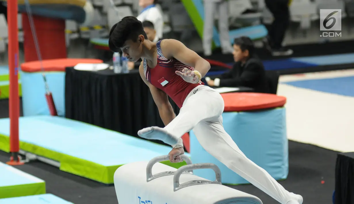 Pesenam muda Indonesia, Garda Ronaldoberaksi di Kejuaraan Senam Artistik Junior Asia ke-15 di Istora Senayan, Jakarta, Rabu (25/4). Ajang ini menjadi wadah bagi atlet Indonesia jelang laga di Asian Games 2018. (Liputan6.com/Helmi Fithriansyah)
