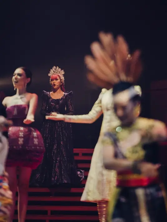 Gaun rancangan Ivan Gunawan itu dipadukan dengan outer transparan dan mahkota yang megah [@isyanasarasvati]