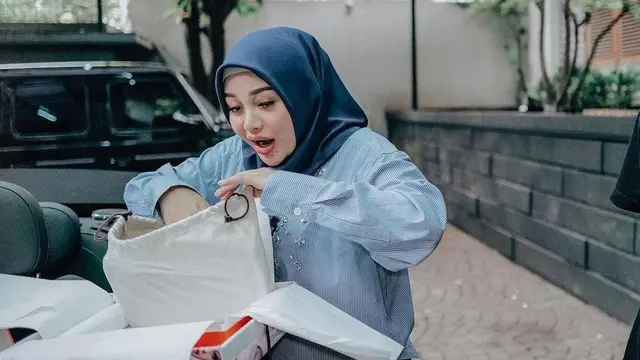 Potret Wajah Bahagia Aurel Hermansyah Dapat Hadiah Mobil