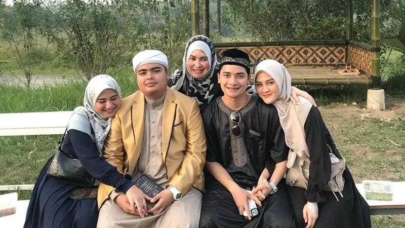 Ameer Azzikra Sempat Titip Istri ke Ipar, Ini 5 Potret Henny Rahman dan Nadzira Shafa