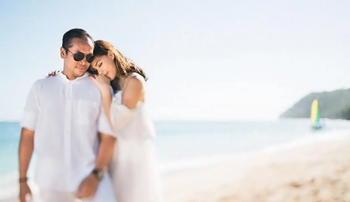 "Di luar kota inshaa Allah, di Bali kalau nggak ada halangan. Ini acara biasa saja kok, acara sederhana, private. Undang ama teman-teman dan keluarga dekat," ungkap Widy, melalui sambungan telepon, Selasa (4/7/2017). (Instagram/viv_viviane)