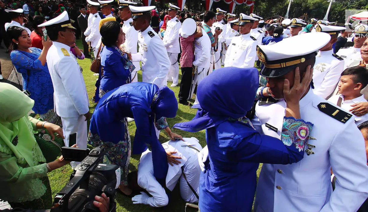 Sejumlah Perwira Remaja menangis terharu memeluk keluarga usai dilantik Presiden Joko Widodo di Istana Merdeka, Jakarta, Selasa (25/7). Dalam acara ini Jokowi melantik 729 orang Calon Perwira Remaja (Capaja) TNI-Polri. (Liputan6.com/Angga Yuniar)