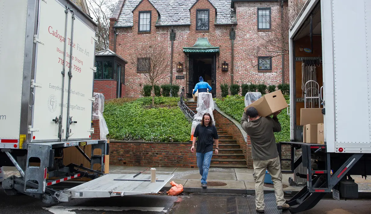Kesibukan pekerja melakukan pemindahan barang-barang milik keluarga Presiden Barack Obama di sebuah rumah sewaan di lingkungan Kalorama dari Washington, 17 Januari 2017. Rumah tersebut mempunyai sembilan kamar dan delapan kamar mandi (AP Photo/Cliff Owen)