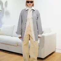 Pada koleksi UNIQLO U Spring/Summer 2025, hadir lima pilihan luaran yang masing-masing memiliki karakter berbeda. Salah satu yang mencuri perhatian adalah Mantel Hoodie Katun, luaran panjang yang memberikan kesan cool sekaligus stylish dengan drawstring pada bagian pinggang yang bisa memberikan siluet proporsional. [@Uniqlo]
