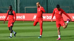Pemain Liverpool Sadio Mane (kiri) bersama Fabinho (tengah) dan Roberto Firmino (kanan) saat sesi latihan di Kompleks Melwood, Liverpool, Inggris, Senin (16/9/2019). Liverpool akan menghadapi Napoli pada laga perdana Grup E Liga Champions 2019-2020. (Paul ELLIS/AFP)