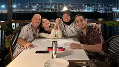 Ini adalah potret kebersamaan Giorgino Abraham bareng orang tua Yasmin Napper yang diunggah ibunda Yasmin di Instagram. Keduanya yang disebut cocok dan sudah dekat dengan keluarga masing-masing, tak heran jika banyak yang mendoakan keduanya berjodoh. Apapun statusnya, pasangan ini memang sangat menikmati momen kebersamaannya kini. (Liputan6.com/IG/@jenni.napper)