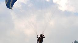 Atlet paralayang Indonesia, Jafro Megawanto, saat berlaga pada nomor ketepatan mendarat individual di Gunung Mas, Jawa Barat (21/08/2018). Tim paralayang Asian Games Indonesia sementara masih berada dalam tiga besar. (merdeka.com/arie basuki)