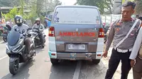 Anggota Polres Metro Depok melakukan cek TKP usai kecelakaan antara pengendara motor dengan ambulance RS Citra Arafiq, Jalan Raya Muchtar, Sawangan, Depok. (Foto: Istimewa)