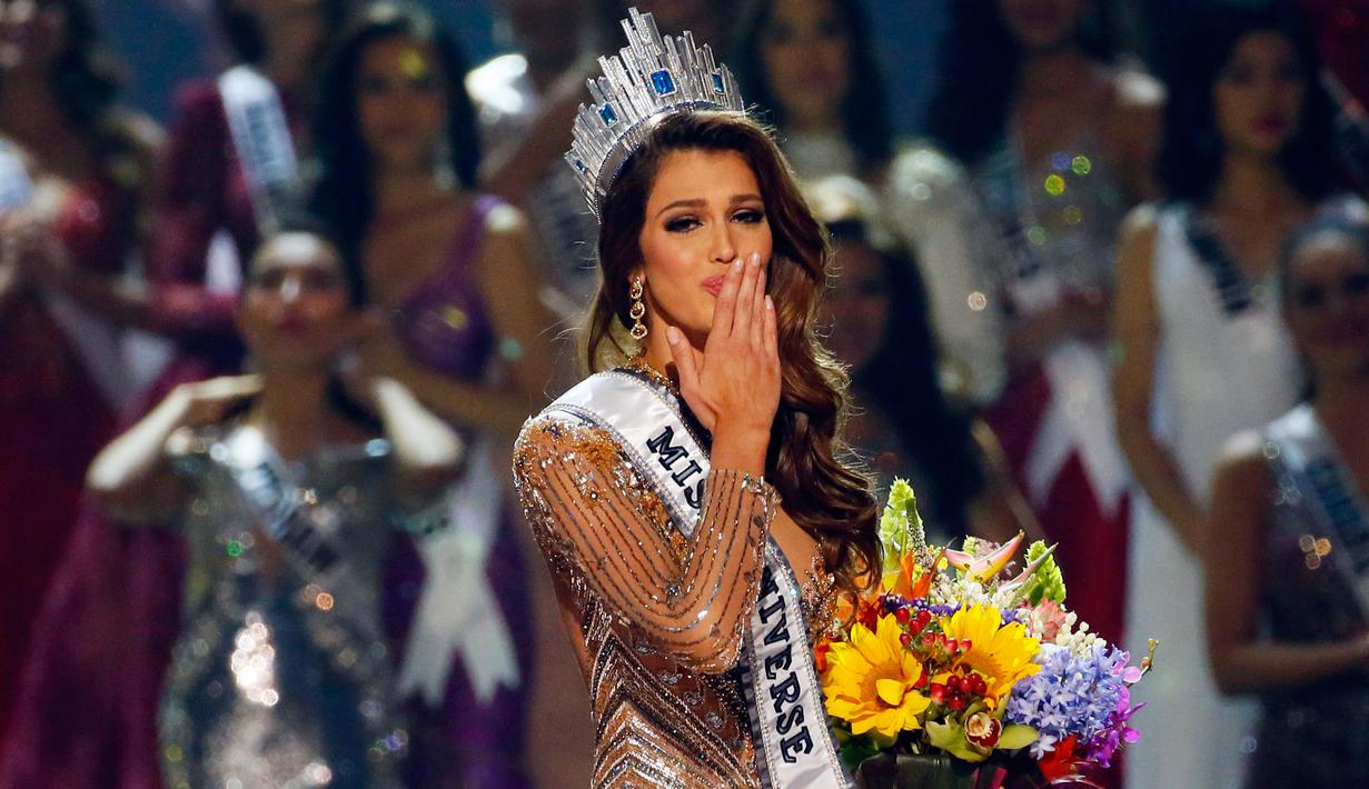 Miss Prancis Iris Mittenaere dinobatkan menjadi Miss Universe 2016 di Mall of Asia Arena, Manila, Filipina, Senin (30/1). Iris Mittenaere terpilih sebagai pengganti ratu tercantik sejagad sebelumnya, Pia Alonzo Wurtzbach. (AP Photo/Bullit Marquez)