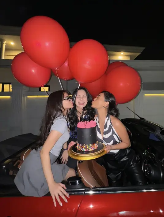 Bergaya casual, Rachel Vennya terlihat bahagia kala rayakan ulang tahun bersama kedua sahabatnya. [Foto: Instagram/ Rachel Vennya]