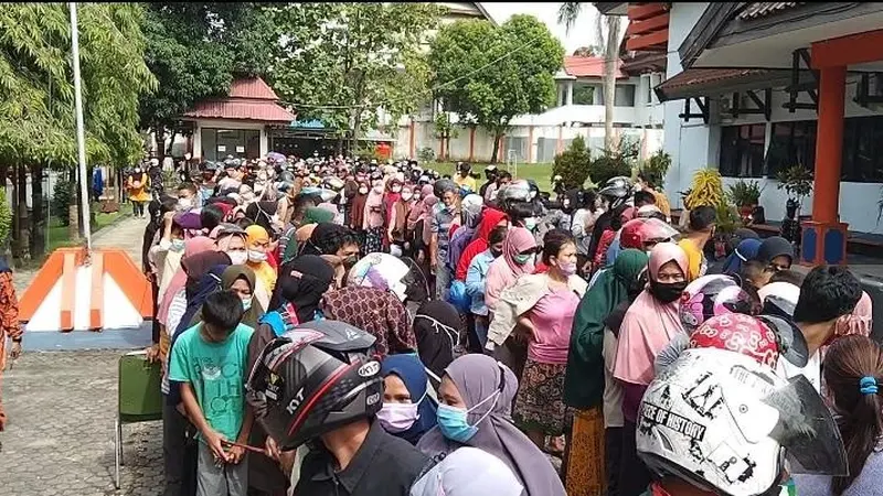 Antrean warga menunggu jatah minyak goreng di Kota Kendari, beberapa waktu lalu.(Liputan6.com/Ahmad Akbar Fua)