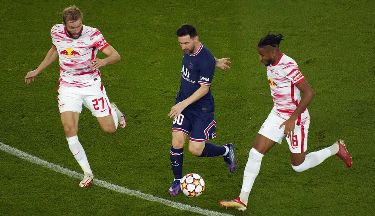 Pemain Paris Saint-Germain Lionel Messi (tengah) berebut bola dengan pemain RB Leipzig Konrad Laimer (kiri) dan Christopher Nkunku (kanan) pada pertandingan sepak bola Grup A Liga Champions di Stadion Parc des Princes, Paris, Prancis, Selasa (19/10/2021). PSG menang 3-2. (AP Photo/Christophe Ena)