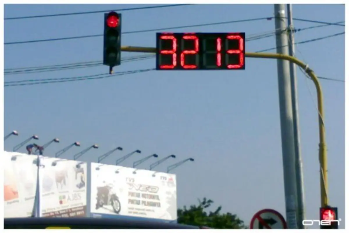 Nungguin Lampu Merah, Pengendara Motor Ini Heboh Joget Dangdut