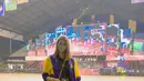 Saat nonton IBL 2022, Paula tampil sporty kasual mengenakan jaket windbreaker berwarna kuning dan ungu yang dipadukan dengan kaos hitam dan celana jogger warna senada. Ia melengkapi penampilannya dengan sling bag warna kuning dan sneakers putih. (Instagram/paula_verhoeven).