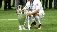Bintang Real Madrid, Cristiano Ronaldo dengan trofi Liga Champions (Reuters)