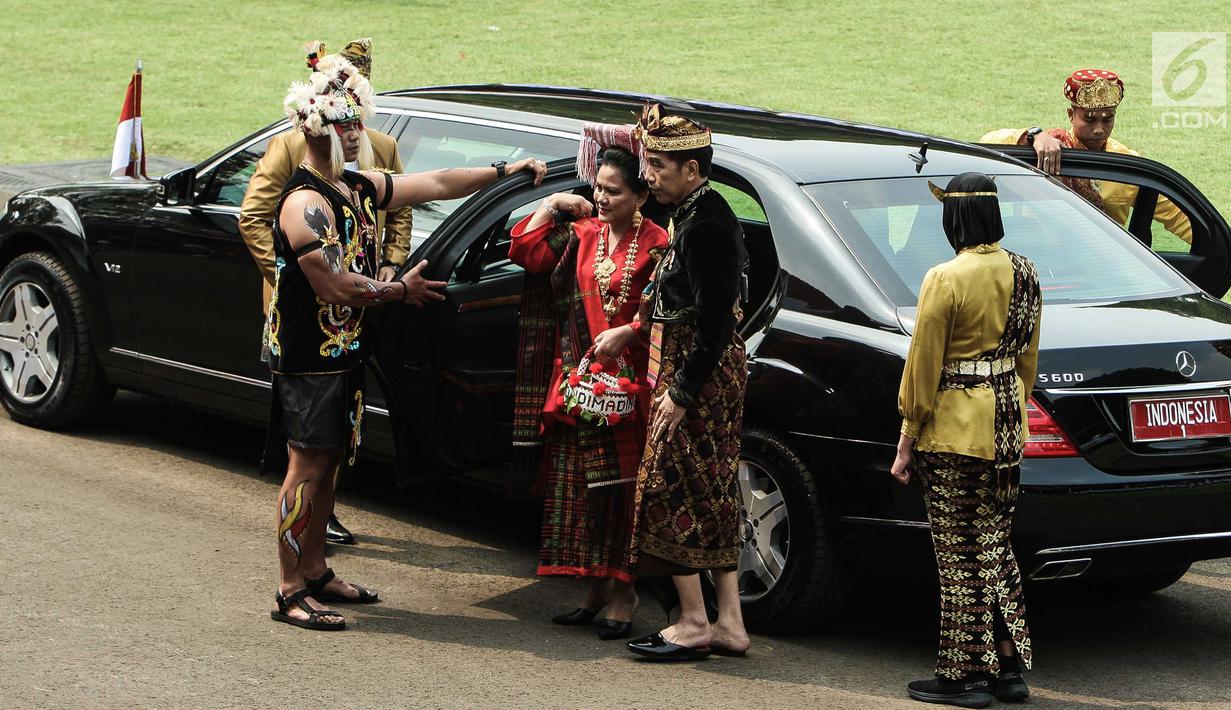Presiden Joko Widodo bersama Ibu Negara Iriana tiba menghadiri Upacara Peringatan Detik-Detik Proklamasi Kemerdekaan Indonesia ke-74 Tahun 2019 di Istana Merdeka, Jakarta, Sabtu (17/8/2019). Peringatan HUT RI tersebut mengangkat tema "SDM Unggul Indonesia Maju". (Liputan6.com/HO/Kentung)