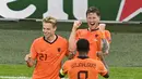 Penyerang Belanda, Wout Weghorst berselebrasi dengan rekan-rekannya usai mencetak gol ke gawang Ukraina pada pertandingan grup C Euro 2020 di Johan Cruijff Arena di Amsterdam, Belanda, Senin (14/6/2021). Dengan hasil ini, Belanda menduduki peringkat kedua klasemen dibawah Austria. (AP Photo/Olaf Kra