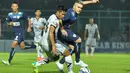 Striker Arema Cronus, Cristian Gonzales, mendapat pengawalan ketat dari bek Sriwijaya FC, Fachrudin, dalam semifinal Torabika Bhayangkara Cup 2016 di Stadion Kanjuruhan, Kabupaten Malang, Kamis (31/3/2016). (Bola.com/Iwan Setiawan)