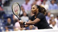 Serena Williams mengenakan rok tutu dalam pertandingan tenis US Open 2020 berpasangan dengan sang adik Venus Willliams, Kamis, 1 September 2022, waktu setempat. (dok. JAMIE SQUIRE / GETTY IMAGES NORTH AMERICA / Getty Images via AFP)