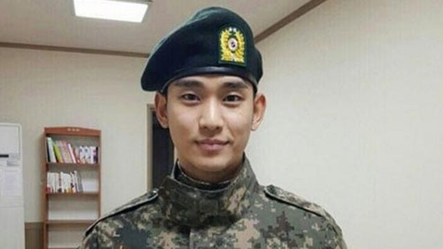 Pulang Wamil Kim Soo Hyun Tebar Senyum Semringah Showbiz Liputan6 Com