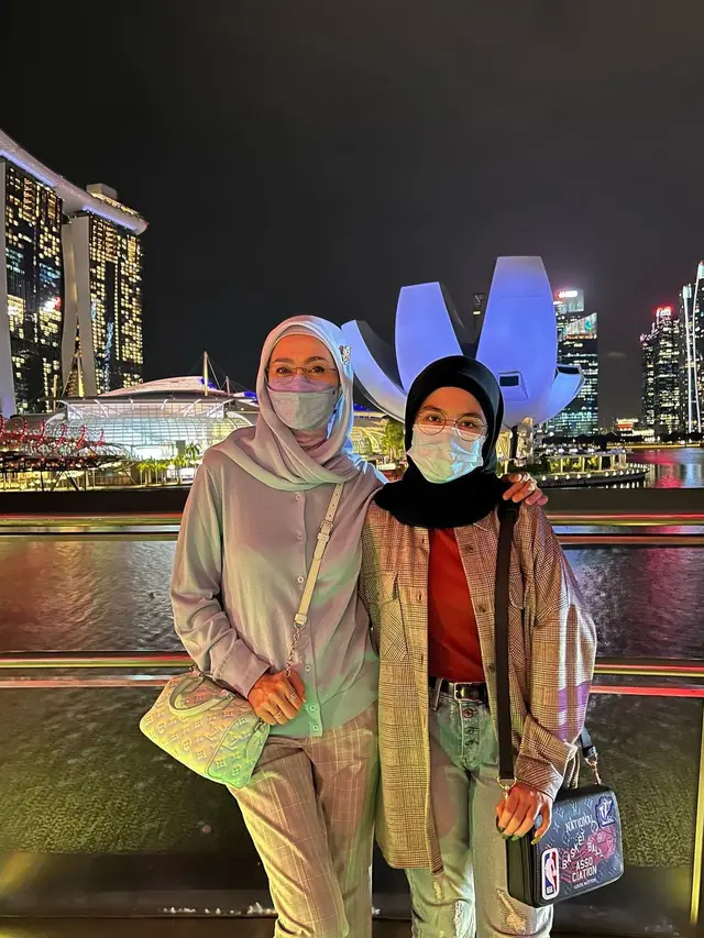 7 Potret Desy Ratnasari Liburan Ke Singapura, Gayanya Tuai Sorotan