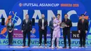 Pemain Timnas Futsal Indonesia, Ahmad Habiebie (kelima kiri) menerima penghargaan sebagai penjaga gawang terbaik usai laga final Piala Asia Futsal 2026 di Indonesia Arena, Kompleks Gelora Bung Karno, Senayan, Jakarta, Sabtu (7/2/2026). (Bola.com/Bagaskara Lazuardi)
