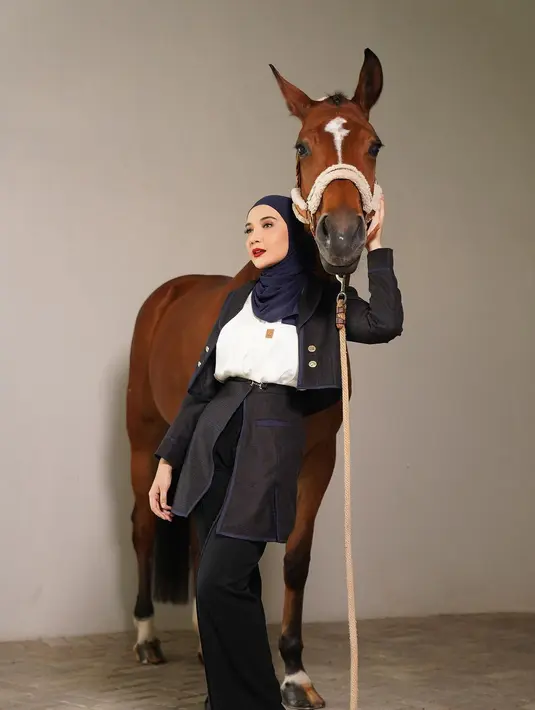 Istri Irwansyah itu terlihat fearless dengan berpose di samping kuda kesayangannya. [@zaskiasungkar15]