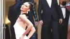 Supermodel Bella Hadid berpose untuk fotografer setibanya di pemutaran perdana film 'Annette' dan upacara pembukaan Festival Film Cannes ke-74 di Prancis selatan, Selasa (6/7/2021). Model berusia 24 tahun itu tampil memukau dengan gaun hitam putih Jean Paul Gaultier. (Vianney Le Caer/Invision/AP)