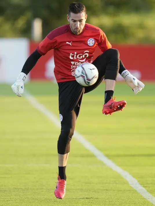 Pemain Timnas Parguay melakukan peregangan selama sesi latihan di Ypane, Paraguay, Selasa (9/11/2021). Paraguay akan bertanding melawan Chile pada kualifikasi Piala Dunia di Estadio Defensores del Chaco. (AP Photo/Jorge Saenz)