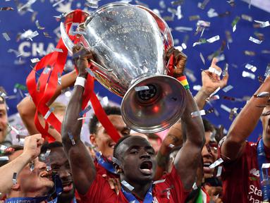 Walau tak sementereng para pemain Eropa, namun penampilan para pemain Afrika di Liga Infggris sejak beberapa musim terahir telah mampu mengangkat gengsi klub yanng dibelanya dengan raihan trofi, baik di level domestik maupun Eropa. Seperti aksi 5 pemain asal Senegal berikut yang mampu menyumbang gelar bagi klub yang dibelanya di Liga Inggris. (AFP/Ben Stansall)