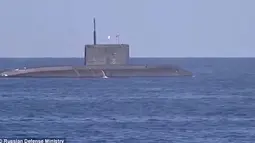 Kapal selam militer Rusia di laut Kaspia yang akan melontarkan rudalnya kearah tempat  Militan ISIS di Suriah. Rudal tersebut merupakan rudal jelajah yang bisa ditentukan lokasi yang dituju. (Dailymail.co.uk)