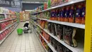Seorang pelanggan melihat produk beras impor di supermarket di Kuala Lumpur, Malaysia, Selasa (3/10/2023). Pemerintah Malaysia telah meyakinkan negaranya bahwa tersedia cukup beras dan mendesak masyarakat untuk tidak menimbun beras produksi lokal setelah aksi panik pembelian baru-baru ini menyebabkan kosongnya rak-rak di supermarket dan toko kelontong di seluruh negeri. (AP Photo/Syawalludin Zain)