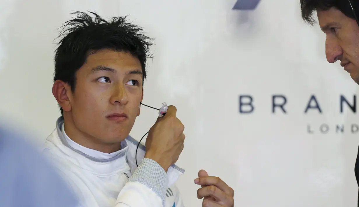 Rio Haryanto berbicara dengan kru Manor Racing seusai latihan bebas pertama F1 GP Australia di Sirkuit Albert Park, Australia, Jumat (18/3/2016). (Reuters/Brandon Malone)