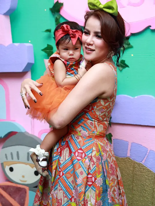 Aleena Naira Hana Hutapea. Anak pertama dari pasangan Olla Ramlan dan Aufar Hutapea ini berjenis kelamin perempuan. Lahir pada Jumat, 16 Januari 2015 di RS Bunda secara Caesar. (Deki Prayoga/Bintang.com)