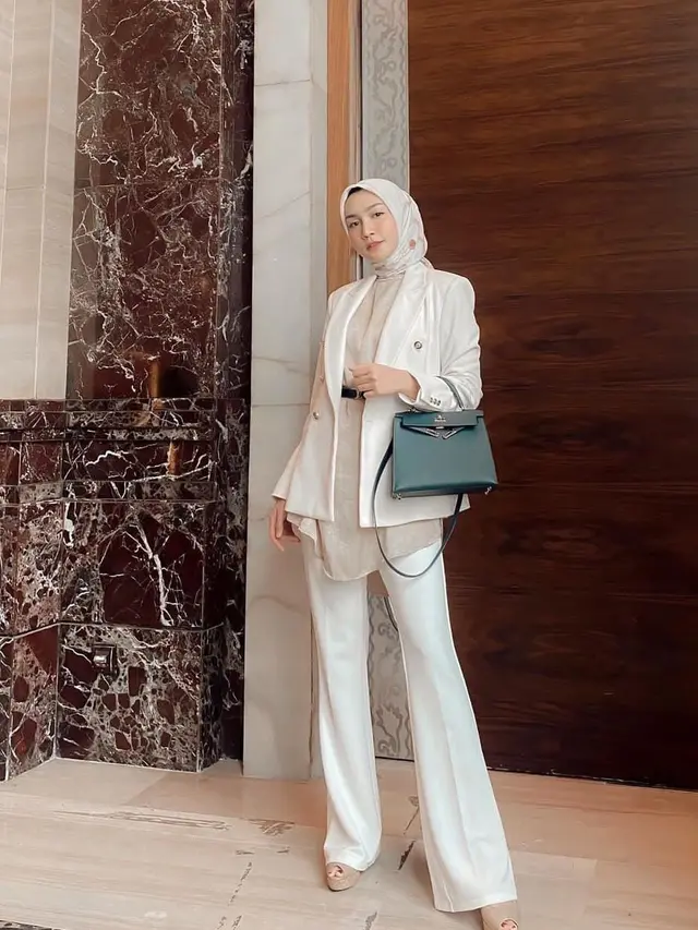 Melody Prima gunakan baju putih