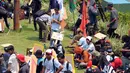 Massa buruh beristirahat di taman pembatas jalan di sekitar Kawasan Patung Patung Arjuna Wiwaha saat aksi perayaan hari Buruh Internasional 2017 di Jakarta, Senin (5/1). Ribuan massa buruh ikut turun ke jalan. (Liputan6.com/Helmi Fithriansyah)