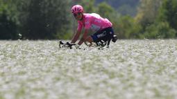 Pembalap Italia dari tim Israel Start-Up Nation, Alessandro De Marchi melintasi perkebunan pada etape ke-5 Tour Balap Sepeda Giro d'Italia 2021 antara Modena dan Cattolica di Emilia-Romagna sejauh 177 km, Rabu (12/5/2021). (AFP/Dario Belingheri)