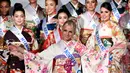 Miss Norwegia, VildeAndresen Bo berpose dalam balutan Kimono saat konferensi pers Miss International Beauty Pageant di Tokyo (27/10). Final Miss International Beauty Pageant ke-57 akan diadakan pada 14 November mendatang. (Toshifumi KITAMURA/AFP)