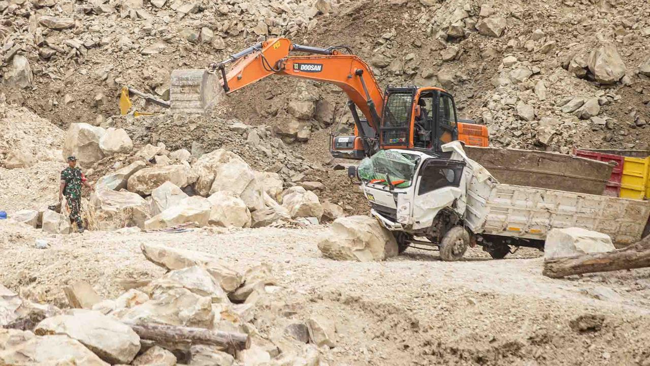 FOTO: !4 Penambang Galian C Tewas dan 8 Lainnya Masih Tertimbun Longsor Di Gunung Kuda Cirebon