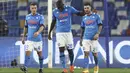 Penyerang Napoli, Matteo Politano (kanan) berselebrasi usai mencetak gol ke gawang Spezia pada pertandingan perempat final Coppa Italia di stadion Maradona di Naples, Italia, Jumat (29/1/2021). Napoli akan berhadapan dengan Atalanta di Semifinal.(Alessandro Garofalo/LaPresse via AP)