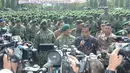 Presiden Jokowi memberi keterang pers saat mengunjungi Markas Divisi Infanteri 1 Kostrad Cilodong, Jawa Barat, Rabu (16/11). Jokowi menjelaskan bahwa kunjungan kali ini untuk memastikan kesiapan pasukan dalam mengamankan NKRI. (DOK. PENKOSTRAD)