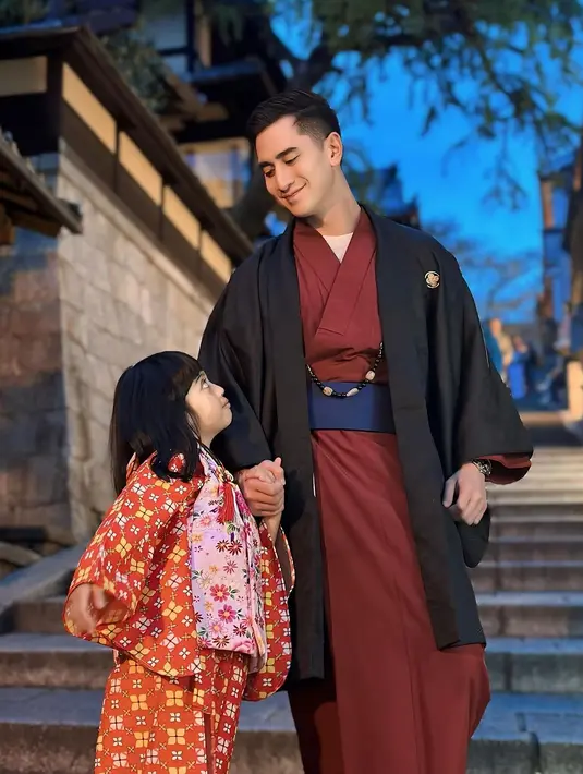 Verrel Bramasta pilih kenakan kimono cokelat tua dengan belt biru dan outer berwarna gelap. [@bramastavrl]