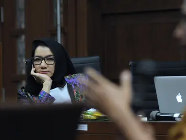Terdakwa gratifikasi dan suap pemberian izin lokasi perkebunan kelapa sawit, Rita Widyasari menyimak keterangan saksi pada sidang lanjutan di Pengadilan Tipikor, Jakarta, Rabu (11/4). Sidang mendengar keterangan saksi. (Liputan6.com/Helmi Fithriansyah)