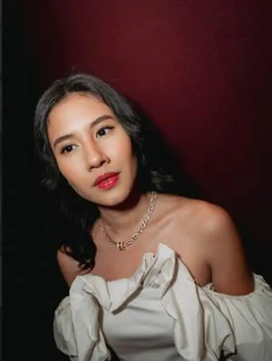 Shenina Cinnamon mengenakan kalung Rock Chain dengan liontin bertatahkan set rose gold 18 karat dari berlian pave. [Foto: Document/BVLGARI]