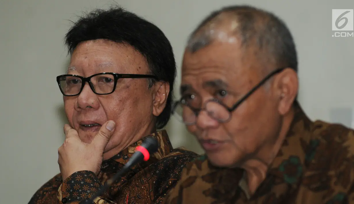 Ketua KPK Agus Rahardjo dan Menteri Dalam Negeri Tjahjo Kumolo memberikan keterangan di Jakarta, Selasa (4/9). Tjahjo  mendatangi KPK untuk berkonsultasi terkait 41 anggota DPRD Kota Malang yang telah ditetapkan sebagai tersangka (Merdeka.com/Dwi Narwoko)
